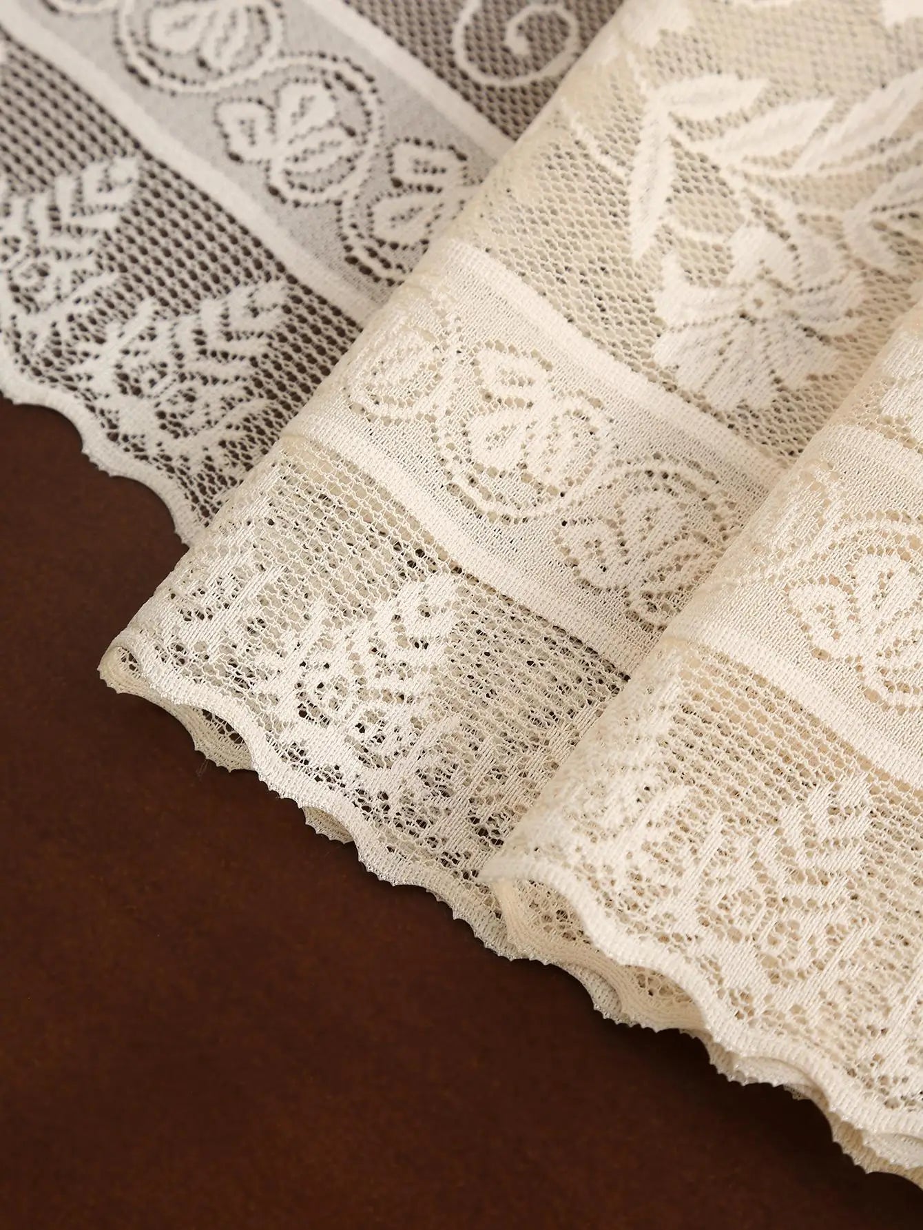 Beige morning glory flower hanging tassel table flag, countryside style dining table decoration, non slip and beautiful.
